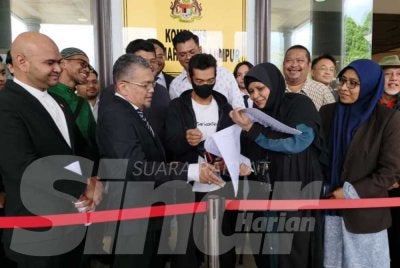 Seramai 11 individu yang ditahan semasa himpunan GARAH di Kompleks Beli-Belah Sogo bulan lalu memfailkan saman terhadap kerajaan di Mahkamah Tinggi Kuala Lumpur pada Isnin.