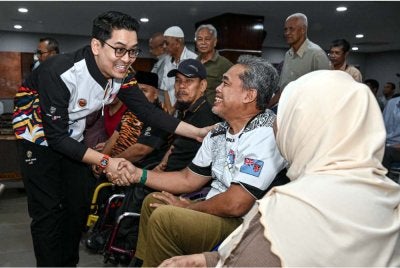 Dr Mohammed Taufiq beramah mesra bersama bekas atlet pada program Projek Ramadan 2026: Menghargai Bekas Atlet, Menyemai Kasih di Kompleks Rakan Muda, Kuala Lumpur. Foto Bernama