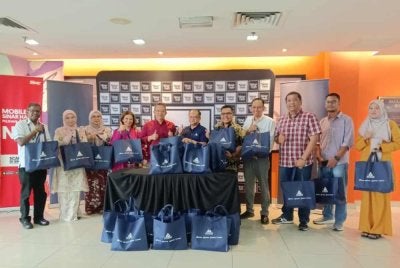 ALR menyumbangkan pek makanan kepada kakitangan Sinar Harian di Karangkraf, Shah Alam pada Isnin.