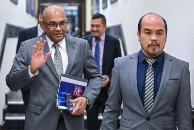 Windsor (kiri) melambai ketika tiba bagi menghadiri sidang media di Wisma FAM, Kelana Jaya pada Isnin. FOTO: AFP