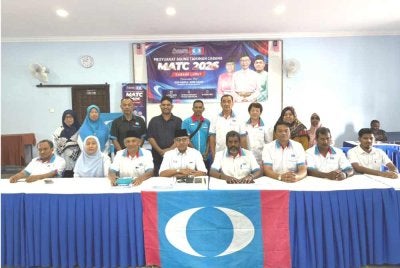 Abdul Razak (duduk, empat dari kiri) bersama pimpinan PKR Cabang Lumut ketika MATC cabang berkenaan yang berlangsung pada Sabtu.