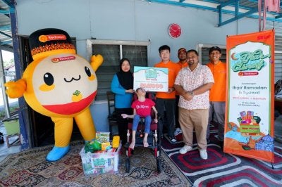 Penerima pertama, Noor Aishah Gupri, 35, (dua dari kiri) merupakan suri rumah dan ibu tunggal yang menjual kuih, mempunyai tiga orang anak iaitu Dian Sabrina, 12; Dian Maidarah, 10; dan Arif Hilman, 9.