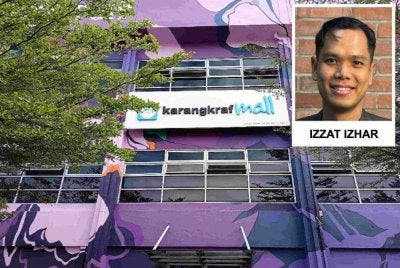 Shopee membantu Karangkraf Mall berhubung dengan pembeli melalui Shopee Live dan Shopee Video.