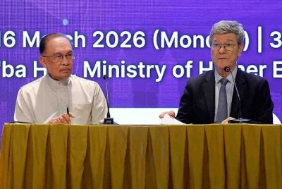 Anwar (kiri) bersama Jeffrey pada Forum Ilmuan Malaysia Madani di Kementerian Pendidikan Tinggi, Putrajaya hari ini. Foto Bernama