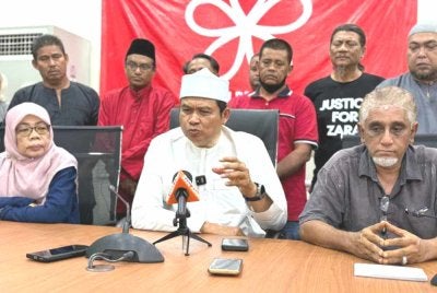 Mohamad Ali (duduk, tengah) pada sidang media berhubung pelantikan beliau sebagai Ketua Bahagian Bersatu Tangga Batu.