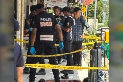 Suspek ditembak selepas dipercayai berlaku pergelutan dengan pengawal keselamatan di lokasi kejadian.