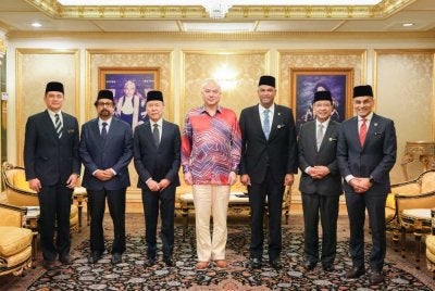 Sultan Nazrin (tengah) berkenan menerima menghadap Ramanan (tiga dari kanan) serta delegasi Kementerian Sumber Manusia di Istana Perak pada Isnin.