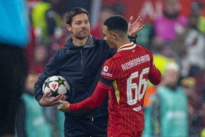 Alonso (kiri) kembali dikaitkan dengan Liverpool. FOTO: Agensi 