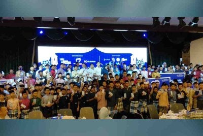Mohd Nasir bersama Yee Koo meraikan seramai 240 pelajar asrama yang menerima sumbangan duit raya sempena sambutan Aidilfitri menerusi Majlis Iftar sempena Ramadhan Al Mubarak di Saloma Kuala Lumpur, Jalan Ampang pada Isnin.