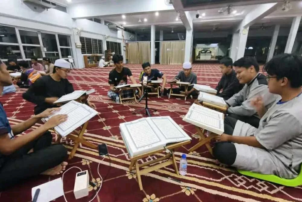 Sebahagian peserta dalam kalangan remaja menyertai tadarus al-Quran di Masjid Ahmadi Rantau Panjang, Klang.