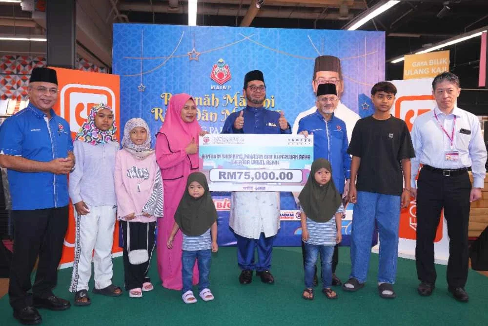 Zulkifli (dua dari kanan) menyampaikan replika cek kepada wakil penerima sumbangan ketika program Rahmah Madani Ramadan MAIWP pada Isnin.