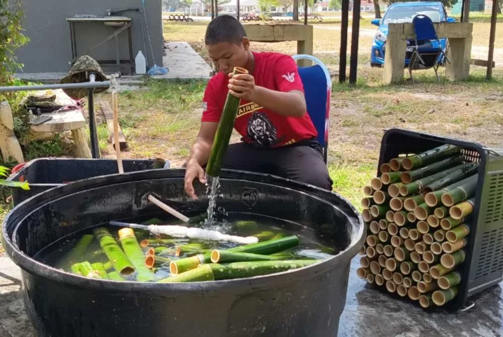 Buluh lemang dibersihkan terlebih dahulu sebelum melalui proses memasukkan daun lerek dan beras pulut.