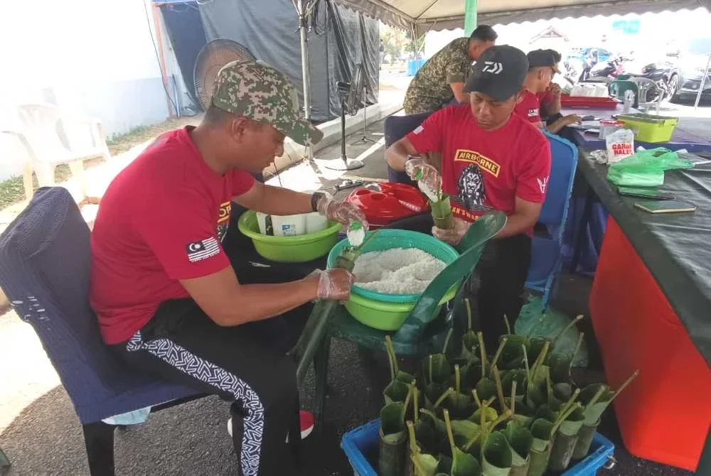 Antara kaedah pembuatan paling penting iaitu memastikan bancuhan santan dan pulut sekata untuk menghasilkan lemang yang enak dan memenuhi cita rasa pelanggan.
