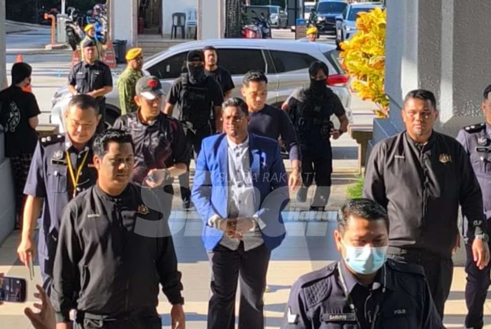 Zamri Vinoth dibawa ke Mahkamah Majistret di sini pada Selasa dalam keadaan bergari bagi menghadapi pertuduhan berhubung perhimpunan yang dirancang di sebuah pusat beli-belah, bulan lalu.