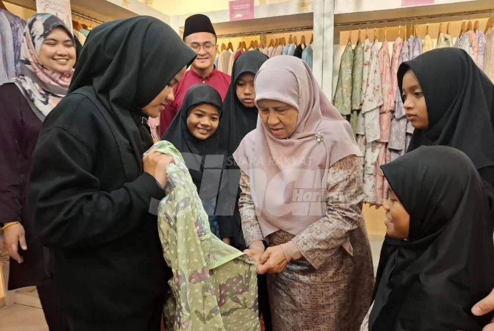 Isteri Menteri Besar Perak, Datin Seri Aezer Zubin (tengah) menyantuni penghuni Asrama Budi Mulia Nurul Huda, Chemor sempena Program Sinar Syawal 2026 anjuran Yayasan Perak di Jakel Ipoh.