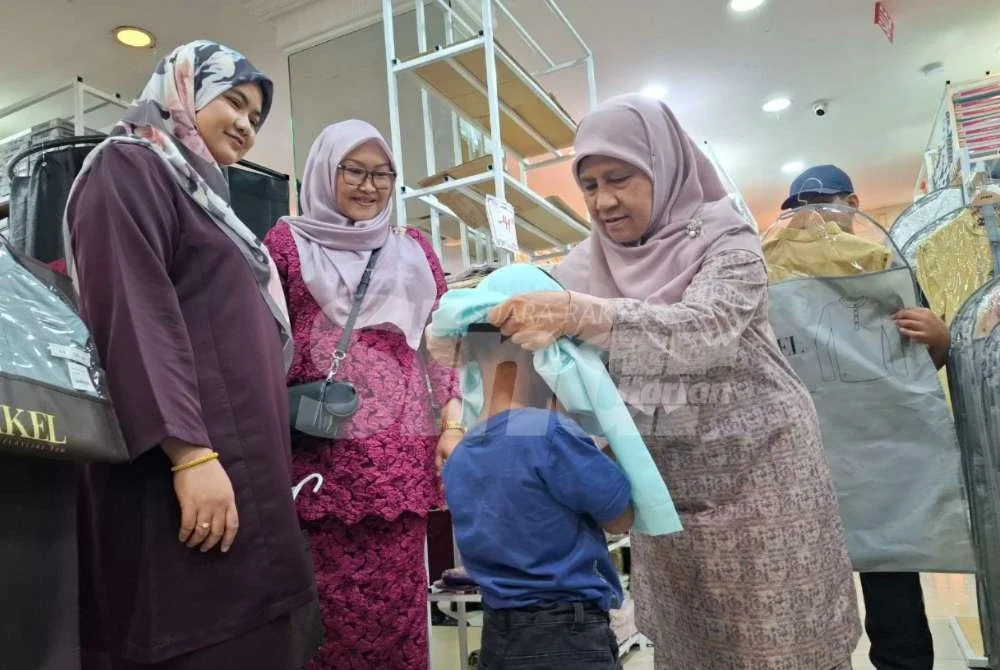 Isteri Menteri Besar Perak, Datin Seri Aezer Zubin (tengah) menyantuni penghuni Asrama Budi Mulia Nurul Huda, Chemor sempena Program Sinar Syawal 2026 anjuran Yayasan Perak di Jakel Ipoh.