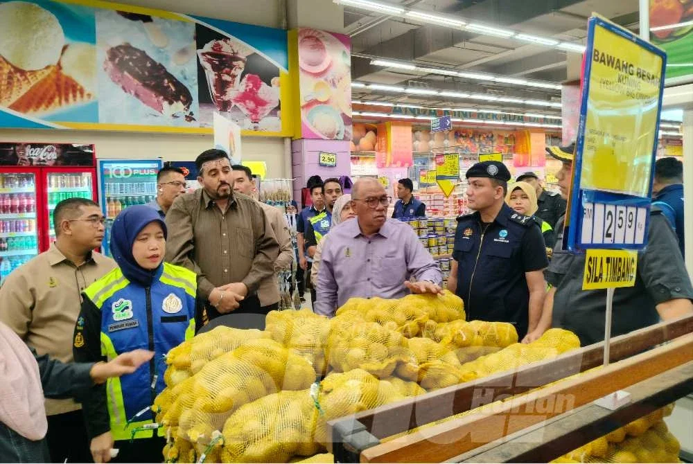Mohd Zolkafly (tiga dari kanan) ketika meninjau barangan keperluan Aidilfitri di Pasar raya Besar Mydin Meru Raya pada Selasa.