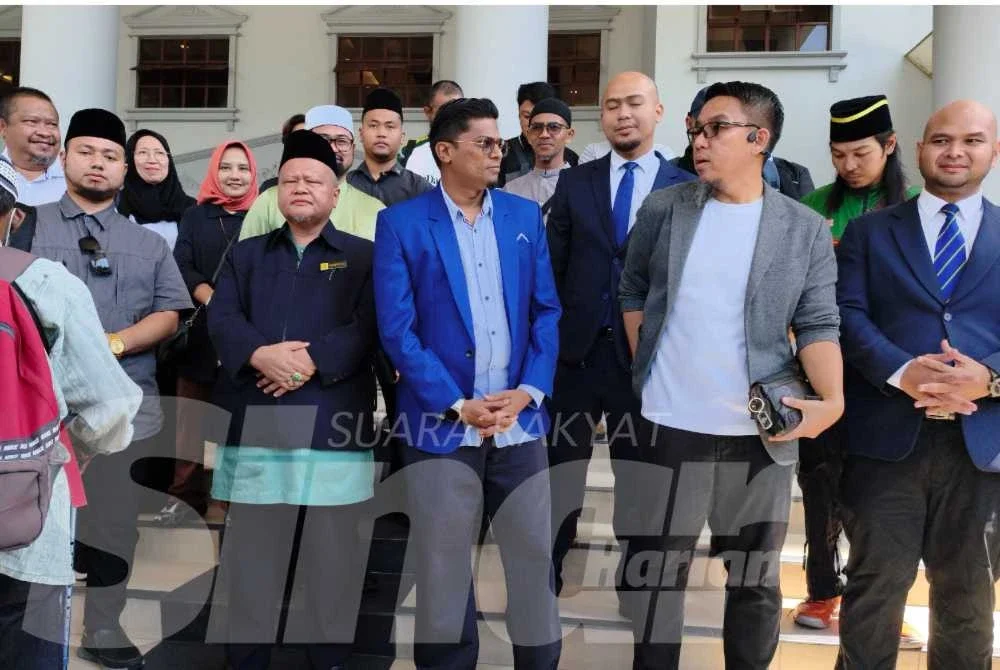 Firdaus (dua dari kanan) dan penyokong lain berada di Mahkamah Majistret Kuala Lumpur pada Selasa.