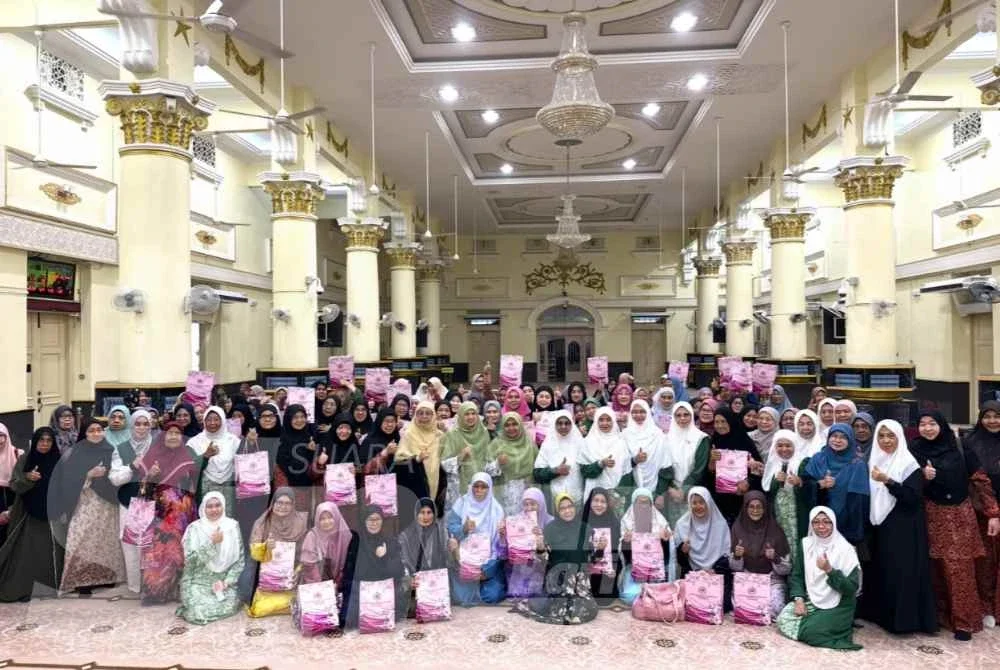 Kesemua penerima bergambar dengan barisan kenamaan yang hadir.