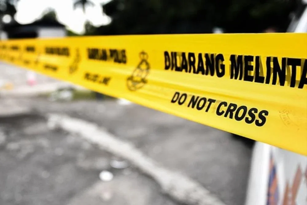 Seorang lelaki maut selepas dilanggar sebuah kenderaan ketika sedang membantu rakannya mengisi minyak kereta di Kilometer 2.6 JRTB Gerik–Jeli pada Isnin.
