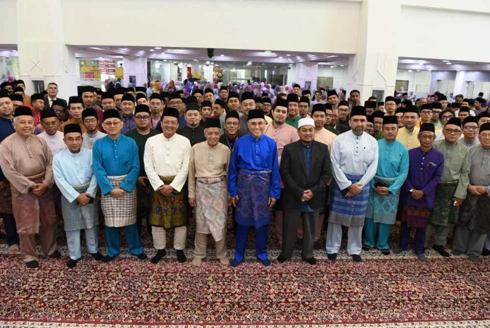 Mohd Shukri (tengah, baju biru) bersama 1,200 warga MSU ketika majlis khatam al-Quran dan MSU #QuranHour 2026 yang diadakan di ICC MSU pada Isnin. Foto MSU