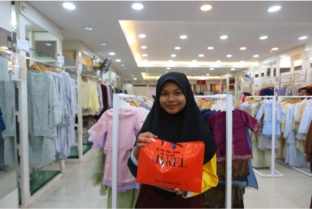 Daima Zahara berkongsi kegembiraan apabila berpeluang membeli pakaian raya di gedung pakaian buat pertama kali.