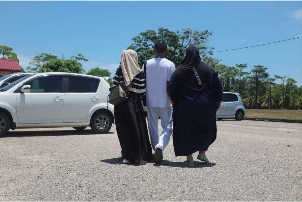 Antara waris hadir menjemput prospek yang dibebaskan.