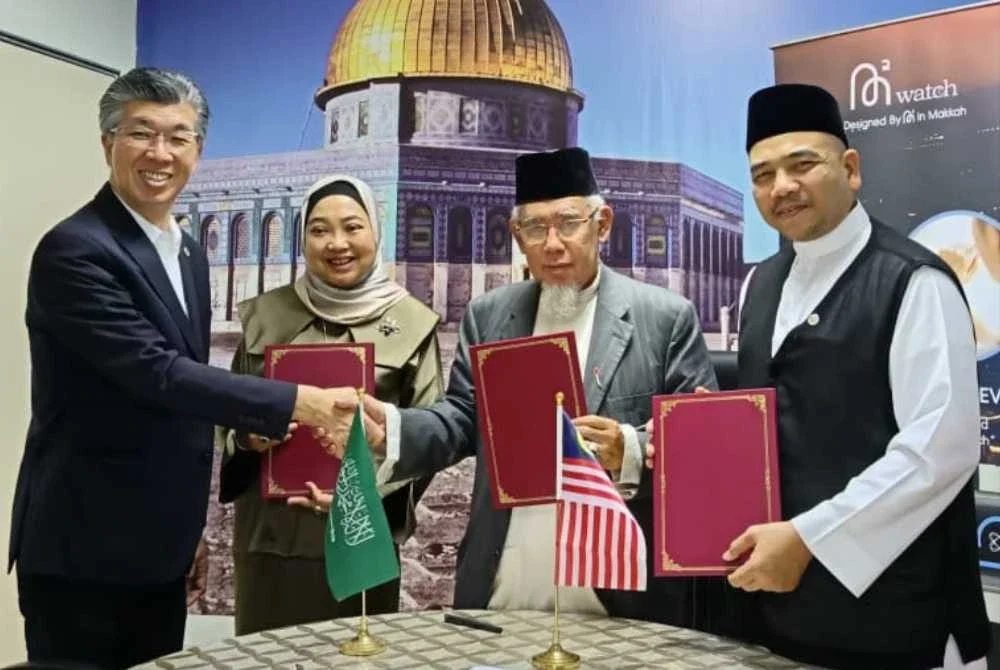 Mohd Azmi (dua dari kanan) menukar MoU bersama MSWC di Pejabat Mapim, Bukit Jelutong pada Selasa.