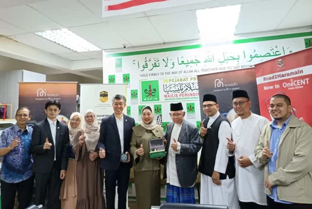 Mohd Azmi bergambar beramai-ramai selepas Majlis Menandatangani MoU di Pejabat Mapim, Bukit Jelutong pada Selasa.