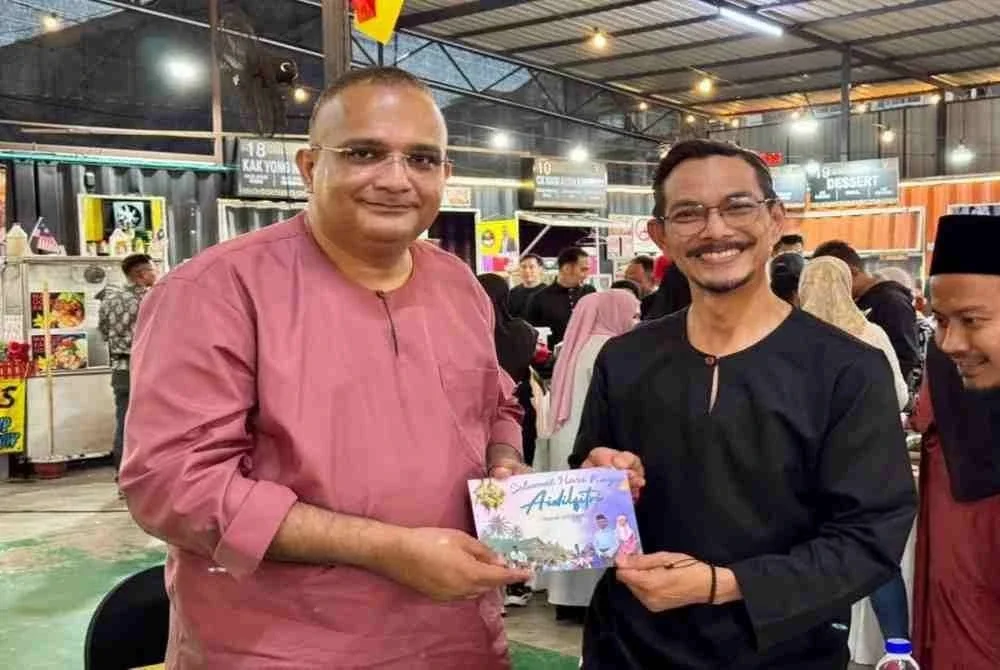 Penyelaras Parlimen Hulu Selangor, Dr Sathia Prakash Nadarajan (kiri) turut bersama dalam program tersebut. Foto AKM Selangor