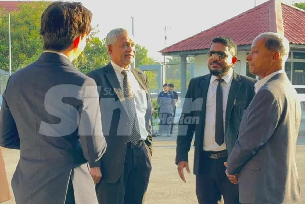Kulasegaran (kanan) menegaskan beliau tidak berada di dalam mahkamah semasa prosiding yang melibatkan Arun, sebaliknya hanya sempat bertemu secara singkat di luar Kompleks Mahkamah Majistret Jawi di Nibong Tebal.