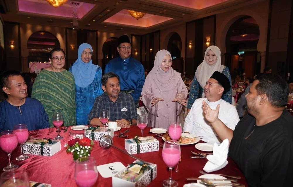 Pada majlis sama, Norliza (berdiri tengah) turut meraikan pengamal media sebagai tanda penghargaan atas peranan penting mereka dalam menyampaikan maklumat berkaitan agensi itu kepada masyarakat.
