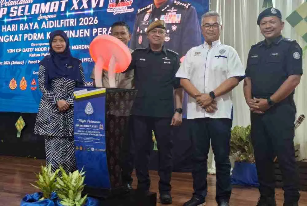 Noor Hisam (tengah) menyempurnakan gimik perasmian Op Selamat 26 Sempena Hari Raya Aidilfitri Peringkat Negeri Perak Tahun 2026 di Pusat Transformasi Luar Bandar (RTC) Perak di Gopeng, pada Selasa.