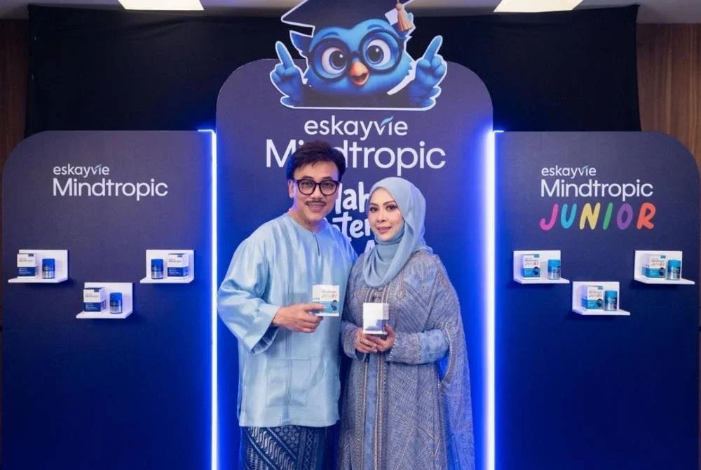 Dr Kartika Wati (kanan) dan Dr Syid Ayob (kiri) menunjukkan produk keluaran Eskayvie.