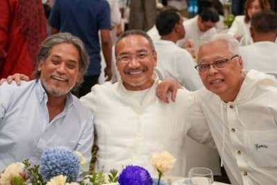 Kepulangan Khairy Jamaluddin (kiri) dan Hishammuddin (tengah) mampu mengukuhkan parti menjelang pilihan raya.