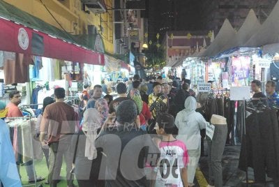 Suasana minggu terakhir Ramadan di Jalan TAR di ibu kota dilihat terus meriah dengan kehadiran orang ramai.