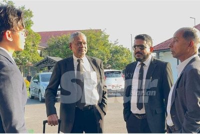 Arun Dorasamy (dua dari kanan) tiba di pekarangan bangunan Mahkamah Majistret Jawi bagi menghadapi pertuduhan di bawah Seksyen 505(b) Kanun Keseksaan berkaitan sebuah video di aplikasi Whatsapp.