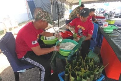 Antara kaedah pembuatan paling penting iaitu memastikan bancuhan santan dan pulut sekata untuk menghasilkan lemang yang enak dan memenuhi cita rasa pelanggan.