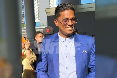 Zamri Vinoth dibawa ke Mahkamah Majistret bagi menghadapi pertuduhan berhubung perhimpunan yang dirancang di sebuah pusat beli-belah, bulan lalu.