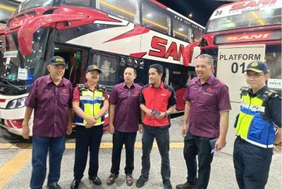 JPJ, MKJR turun padang melaksanakan Kempen Keselamatan Jalan Raya sempena Hari Raya Aidilfitri 2026 di Terminal Bas Seksyen 17 pada Isnin.