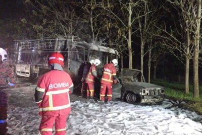 Seorang pemandu pacuan empat roda rentung selepas kenderaannya dirempuh treler dan terbakar di Kilometer 193.8 Lebuhraya PLUS arah selatan. Foto ihsan bomba