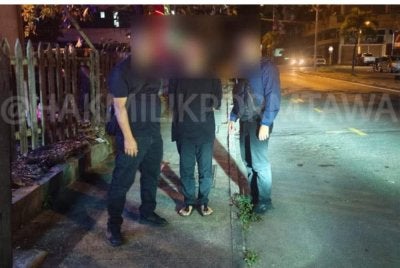 Suspek (tengah) berjaya ditahan di Jalan Habib Hussien, Tawau.