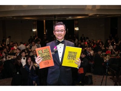 Pengasas dan Pengerusi Penganjur The Asia Records, Datuk KK Chua menunjukkan buku The Asia Records Book of Achievements 2025/26. 