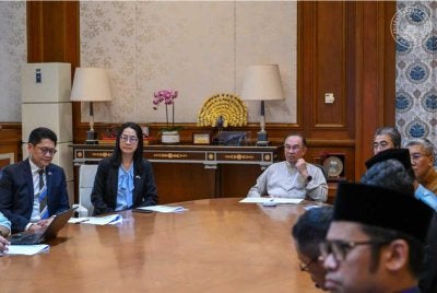 Anwar mempengerusikan mesyuarat bersama Intel Corporation secara atas talian di Putrajaya. Foto Pejabat Perdana Menteri