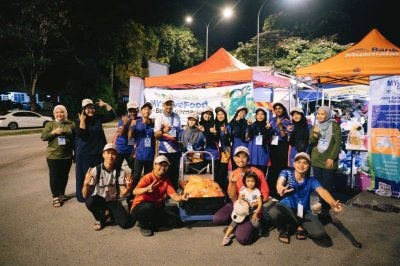 Makanan lebihan dikumpulkan dari bazar Ramadan di beberapa daerah di Johor sebelum diagihkan kepada golongan asnaf dan komuniti B40 termasuk penduduk Program Perumahan Rakyat (PPR) 