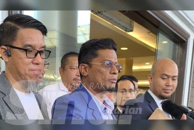 Firdaus (kiri) hadir di Mahkamah Majistret Kuala Lumpur pada Selasa, sebagai penjamin kepada Zamri yang didakwa membuat kenyataan yang menimbulkan kegentaran awam, bulan lalu.