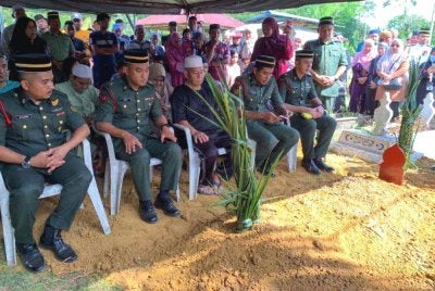 Jenazah Mohamad selamat dikebumikan di Tanah Perkuburan Islam Kampung Kedondong Hilir, Bunut Susu, Pasir Mas pada Selasa.
