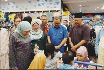 Nancy Shukri (kiri) bersama Ketua Pegawai Eksekutif Alliance Islamic Bank, Rizal IL-Ehzan Fadil Azim (tiga dari kiri) memilih baju raya untuk kanak-kanak yang memerlukan.