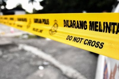 Seorang lelaki maut selepas dilanggar sebuah kenderaan ketika sedang membantu rakannya mengisi minyak kereta di Kilometer 2.6 JRTB Gerik–Jeli pada Isnin.