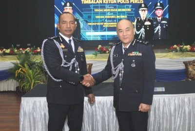 Zaihairul (kanan) dilantik Timbalan Ketua Polis Perlis yang baharu. Foto Polis Perlis